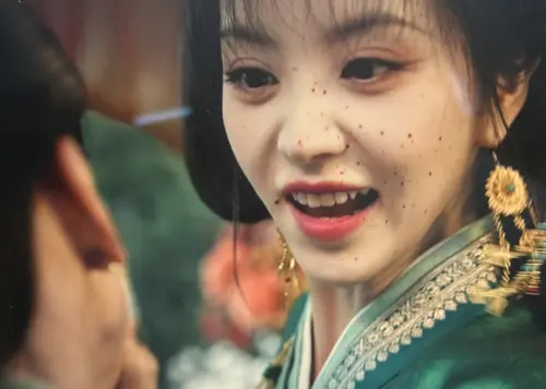 ▲田曦薇把丫鬟的臉劃破做戲。（圖／翻攝自Netflix）