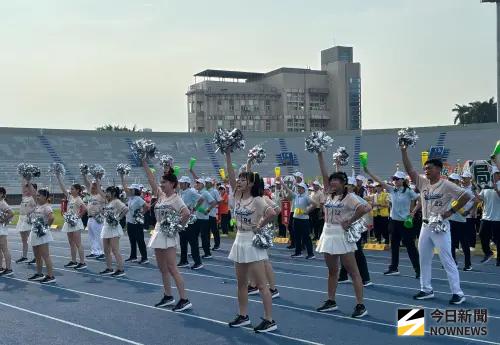 ▲郵政運動會在台中登場，地主隊台中郵局隊伍進場，啦啦隊展現活力四射朝氣，贏得熱烈掌聲。（圖／記者金武鳳攝，2026.10.17)