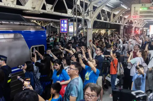 ▲台南市區平面鐵路最後一班列車於16日10時許駛離地面。（圖／交通部提供）