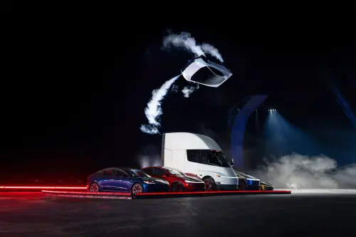 ▲Roadster在空中完成受控翻滾，並騰空躍過特斯拉Semi卡車與多輛電動車。（圖／特斯拉X @Tesla）