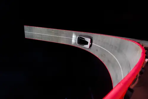 ▲Roadster底盤搭載多模式風扇系統，強大吸力讓車輛能倒掛在弧形軌道頂部行駛。（圖／特斯拉X @Tesla）