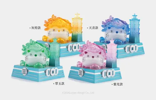 ▲故宮文物系列「翠玉白菜刺刺｜百財登峰」，翠玉款、灰煌款、天青款、紫光款售價2680元。（圖／台北101提供）