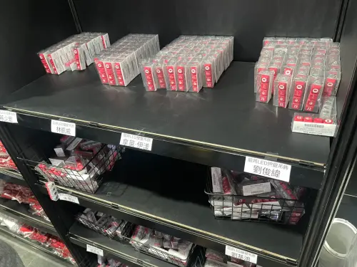▲味全龍台灣大賽商品店最熱賣商品，是抒壓按鍵吊飾。（圖／記者林子翔攝）