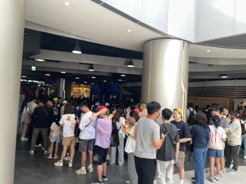 ▲鴻海集團家庭日包票的區域，有不少員工攜帶家屬一起來現場看球，由於位置屬於先到先搶，所以自午間就有球迷到場排隊。（圖／記者林子翔攝）