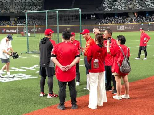 台灣大賽側寫／味全龍大董魏應充來了！脫掉口罩、當面叮囑葉君璋
