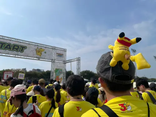 寶可夢路跑台中站爭議多！6000人擠爆　號碼牌少買不到肩上皮卡丘