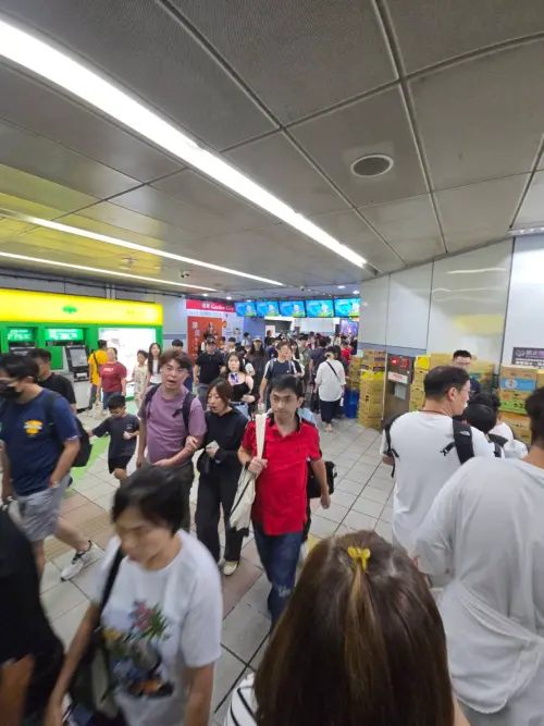 ▲記者在下午3點左右實地觀測，台北捷運板南線迎來龐大觀賽人潮，列車車廂幾乎班班客滿。（圖／記者黃建霖攝）