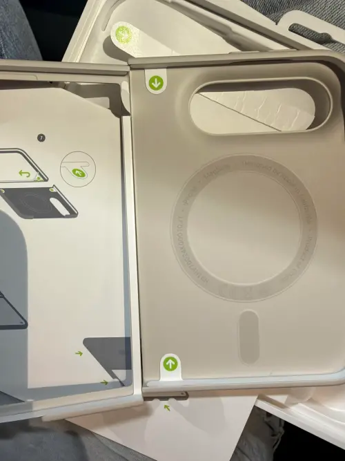 ▲蘋果首款摺疊機iPhone Duo官方保護殼在轉軸及部分內側螢幕也缺乏保護，直呼：「根本沒保護力」。（圖／X@WorkaholicDavid）