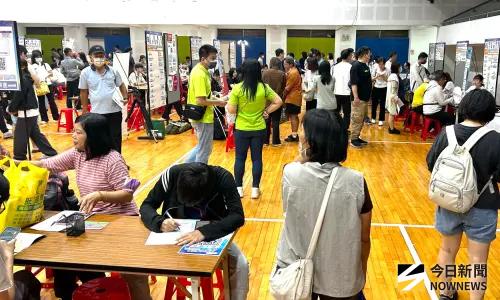 ▲高雄市政府勞工局辦薪動高雄職得幸福中大型徵才活動，吸引許多求職民眾到場應徵。(圖／記者黃守作攝，2026.10.17)