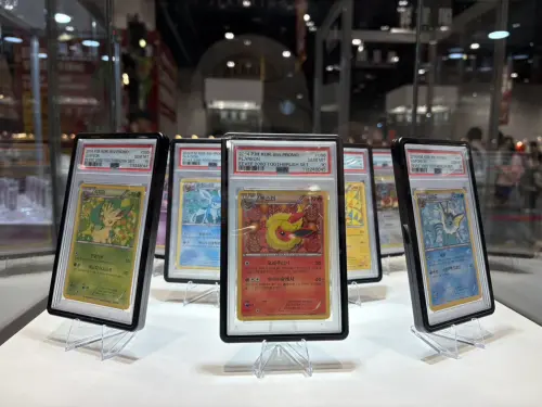 ▲CARDPASS 卡牌展展出多張韓文版寶可夢伊布系列收藏卡，包括葉伊布、冰伊布、火伊布及水伊布等進化型態。（圖／記者林若瑋攝）