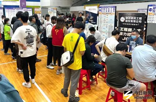 ▲高雄市政府勞工局辦薪動高雄職得幸福中大型徵才活動，吸引許多求職民眾到場應徵。(圖／記者黃守作攝，2026.10.17)