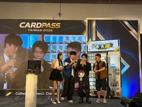 ▲藝人派翠克10月17日現身「CARDPASS TAIWAN 2026」卡牌文化展，參與卡牌分享及拍賣活動。（圖／記者林若瑋攝）
