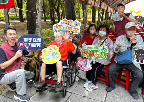 ▲公路局高雄市區監理所在高雄市楠梓都會公園擺設攤位，向現場長者傳遞正確的交通安全觀念。(圖／高雄市區監理所提供)