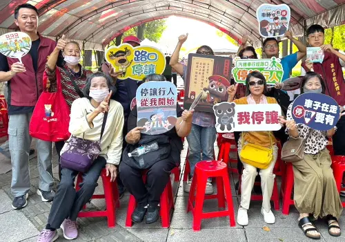 ▲高雄市區監理所在高雄市楠梓都會公園擺設攤位，向現場長者傳遞正確的交通安全觀念。(圖／高雄市區監理所提供)