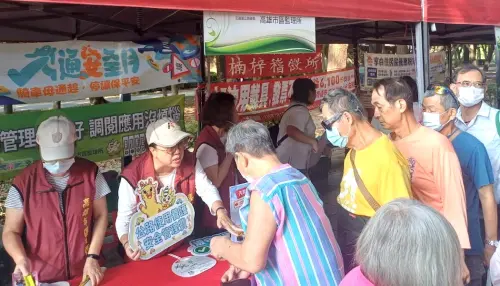 ▲高雄市區監理所在高雄市楠梓都會公園擺設攤位，向現場長者傳遞正確的交通安全觀念。(圖／高雄市區監理所提供)