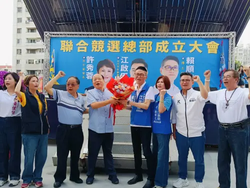 ▲前市長胡志強則特別致贈「凍蒜頭」，預祝高票連任(圖／柳榮俊攝2026.10.17)