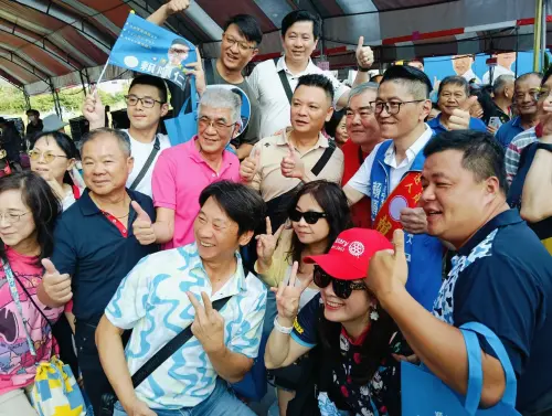 ▲議員賴順仁總部成立超高人氣與支持者熱情合(圖／柳榮俊攝2026.10.17)