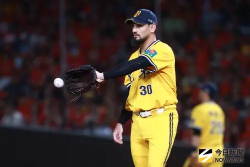 勝騎士家人遭恐嚇！妻子痛曝流產仍被網路霸凌　全中文沉痛護妻兒