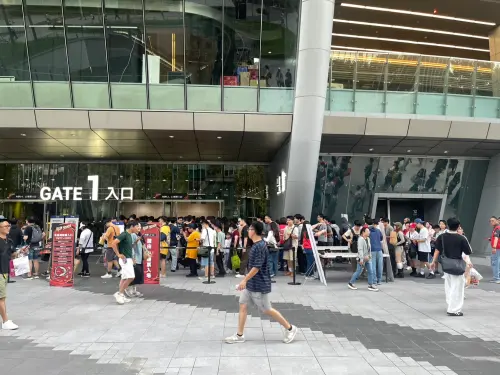 ▲台灣打賽首戰開打後，仍有不少球迷擠在場外等待進場。（圖／記者林子翔攝）