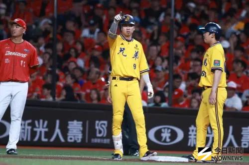 相隔33年同一天！台灣大賽王威晨攜手王光輝　寫父子4棒敲安紀錄