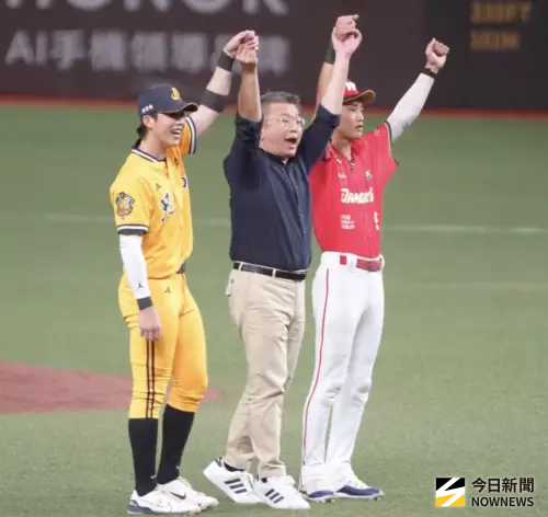 龍象大戰和平瞬間！球員賽前偷襲打屁屁　張家兄弟想相認卻被抓走