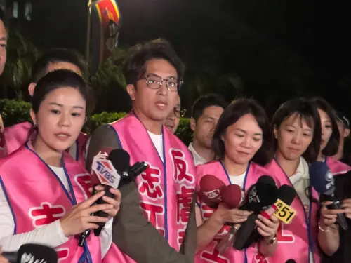 ▲沈伯洋出席反虐童集會，並於會後接受媒體訪問。（圖／記者陳佩君攝，2026.10.17）