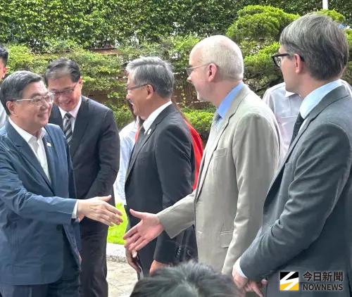 ▲行政院院長卓榮泰(左1)到在高雄市調查處主持帝詩號遊艇密艙內匿藏市價約新台幣45億元的第三級毒品愷他命淨重約1500公斤案發布會。(圖／記者黃守作攝，2026.10.17)