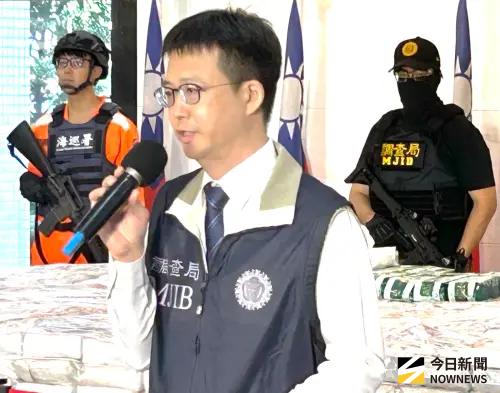 ▲法務部調查局南部地區機動工作站副主任陳榮聰(中)說明偵破帝詩號遊艇密艙內匿藏市價約新台幣45億元的第三級毒品愷他命淨重約1500公斤案的情形。(圖／記者黃守作攝，2026.10.17)