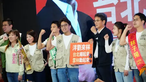 「洋劉正派」！劉建國、沈伯洋互贈筍子與戰鬥陀螺　盼台北順起來