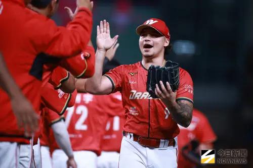 ▲1999年味全龍與和信鯨爭奪台灣大賽冠軍，同樣在3勝0敗領先後輸掉G4，最終第5戰順利奪冠，完成隊史3連霸。（圖／記者葉政勳攝 ,2026.10.17）