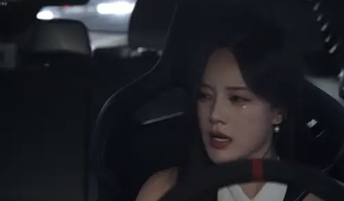 ▲李一桐在車上哭瘋。（圖／翻攝自WeTV）