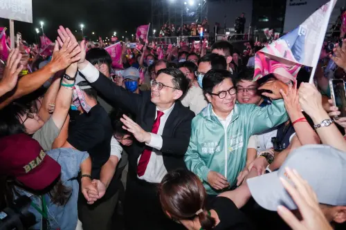 ▲ 競總主委、高雄市長陳其邁陪同賴瑞隆大進場，象徵第三棒帶領第四棒正式登場。（圖／翻攝畫面）