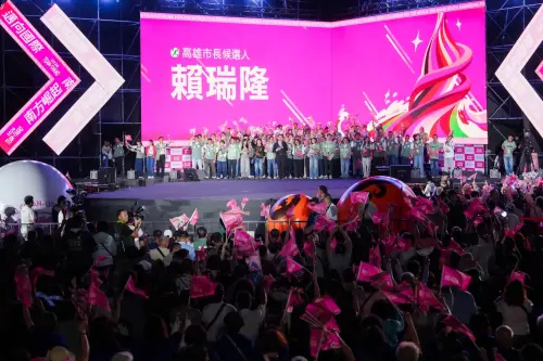 ▲ 民進黨高雄市長候選人賴瑞隆今晚在捷運鳳山西站旁，舉辦競選總部成立大會，全場爆滿。（圖／翻攝畫面）
