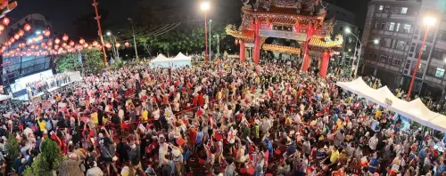 ▲國民黨高雄市長候選人柯志恩，今（17）日晚間在高雄小港鳳儀宮代天府舉辦廟口開講，現場近5千位民眾擠爆小港鳳儀宮代天府，場面熱鬧非凡。（圖／翻攝畫面）