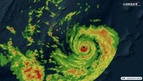 ▲薔琵颱風18小時內從中颱升級為強颱，關島雷達影像可見清晰颱風眼，核心結構紮實，外圍螺旋雨帶也相當廣泛。（圖／翻攝自台灣颱風論壇）
