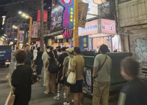 ▲甜甜圈店該位打架的店員目前仍然持續在店內上班，不少民眾周末都去甜甜圈店朝聖力挺店家，連附近居民都被人潮嚇到。（圖/Threads）