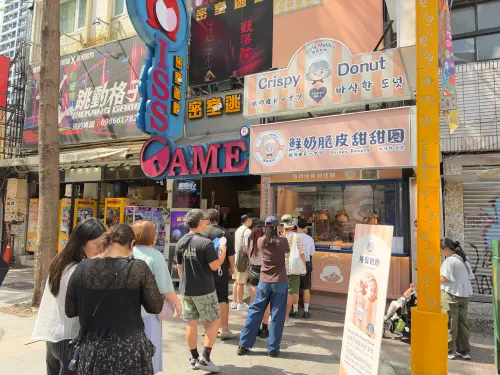 直擊／西門町甜甜圈店風波後仍排隊！店員曝昨晚不少台灣客上門