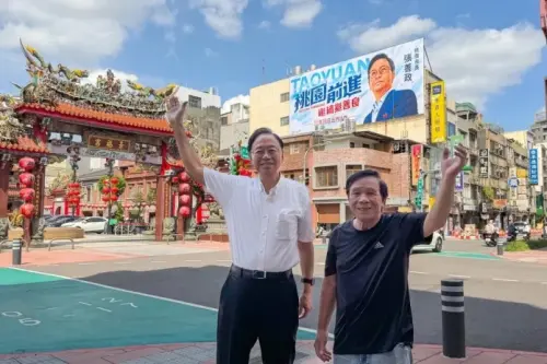 超吸睛！81歲國寶畫師出手　張善政「古早電影風」看板曝光