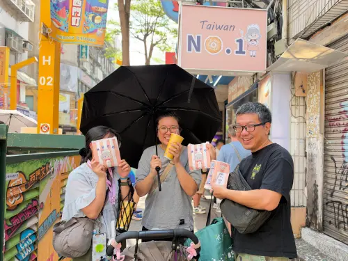 ▲西門町甜甜圈店爆發衝突後，莊先生（右）特地與家人前來聲援，直言「看的人都會想出氣」，但也認為店員動手過於偏激。（圖／記者周淑萍攝）