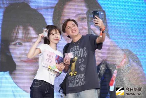 男粉5分鐘競標成功！李多慧唇印簽名卡賣16萬　她嚇傻：怎麼可能
