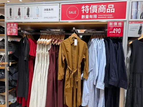 ▲UNIQLO洋裝特價290元起，短袖、長袖、搭配用無袖款都有得選。（圖／記者蕭涵云攝）