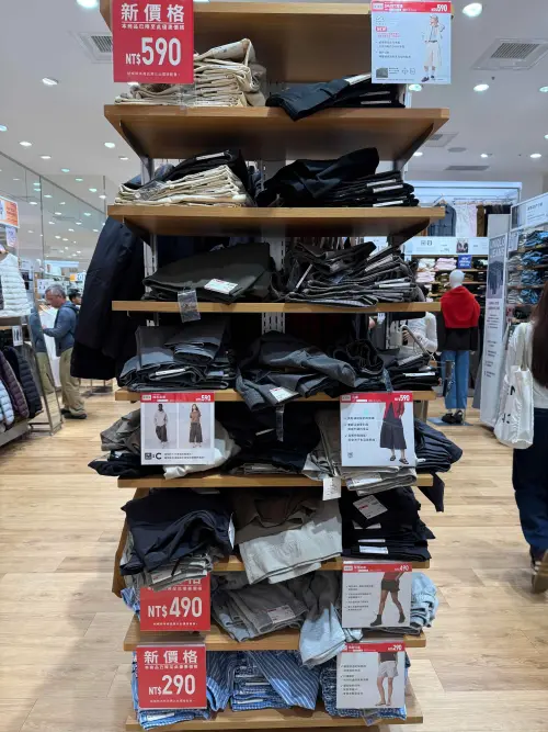▲褲款特價490元起、UNIQLO：U系列寬褲現省400元新價格。（圖／記者蕭涵云攝）