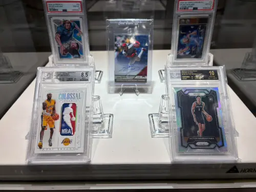 ▲球員卡鑲嵌 Kobe Bryant 親自穿過的實戰球衣「NBA 官方刺繡 Logo」布標，市場估值高達2000萬元新台幣。（圖／記者張志浩攝）