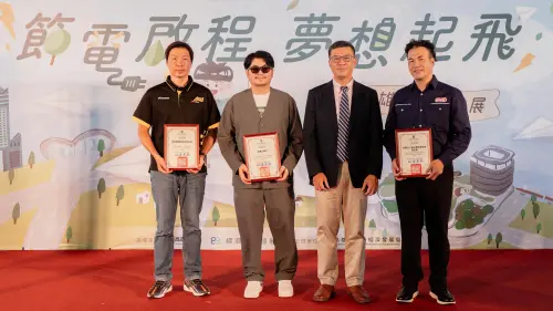▲高市府經發局邀請能源關懷節電夥伴參與並頒發感謝狀(圖左至右為燦坤3C家電、首豐企業社、高市府經發局魏專委、新光鋼添澄慈善基金會)。（圖／高市府經發局提供）