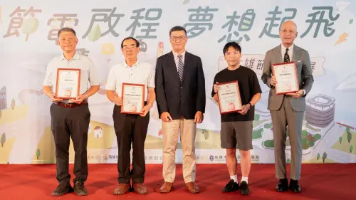 ▲高市府經發局表揚ESCO優良廠商並頒發感謝狀(圖左至右為高雄圓山飯店、殷聖節能泵浦公司、高市府經發局魏專委、聚恆科技公司、漢神巨蛋購物廣場)。（圖／高市府經發局提供）