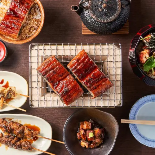 ▲日本平價「名代宇奈とと鰻魚飯」肉質肥厚，堅持備長炭直火慢烤。（圖／名代宇奈ととFB）