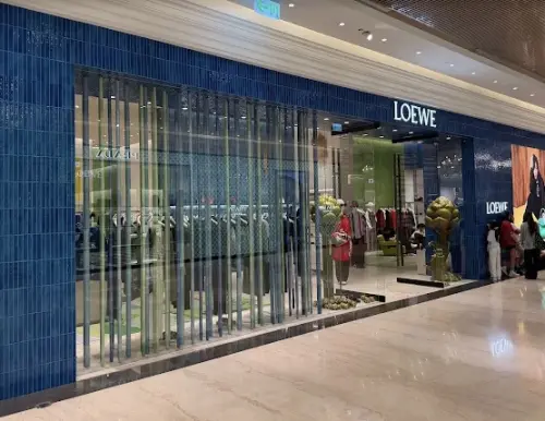 ▲有民眾到微風南山精品品牌LOEWE購物血拼，結果幸運中獎1000萬元。（圖/Google評價）