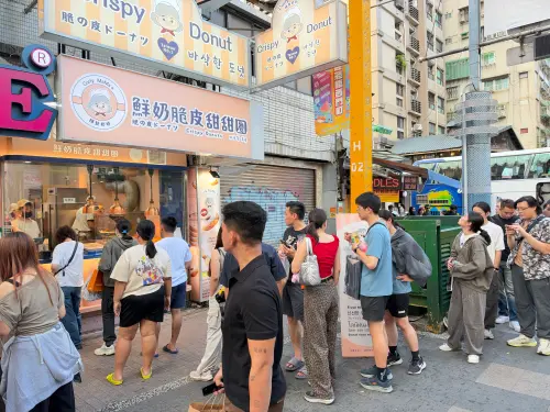 西門町甜甜圈一拳爆紅！外國人也排隊瘋買　原因超意外：他們都懂