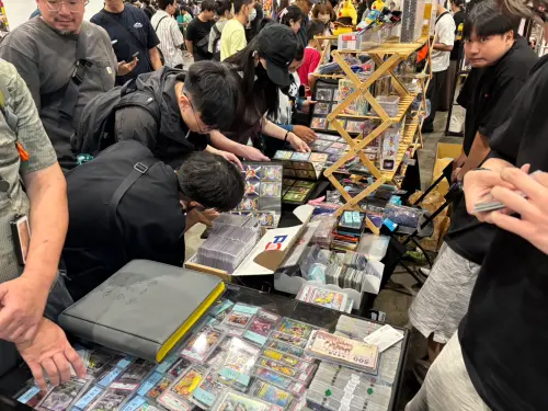 ▲簡老闆的攤位絡繹不絕，購買卡牌、詢問收購卡牌價格不斷湧進。（圖／記者張志浩攝）