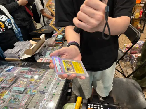 ▲想要入坑卡牌，學習辨別認證卡真偽是相當重要的技能。（圖／記者張志浩攝）